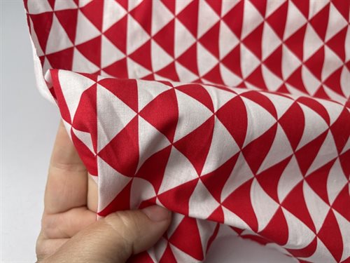 Fastvævet bomuld - flot trekantet mønster i rød og hvid